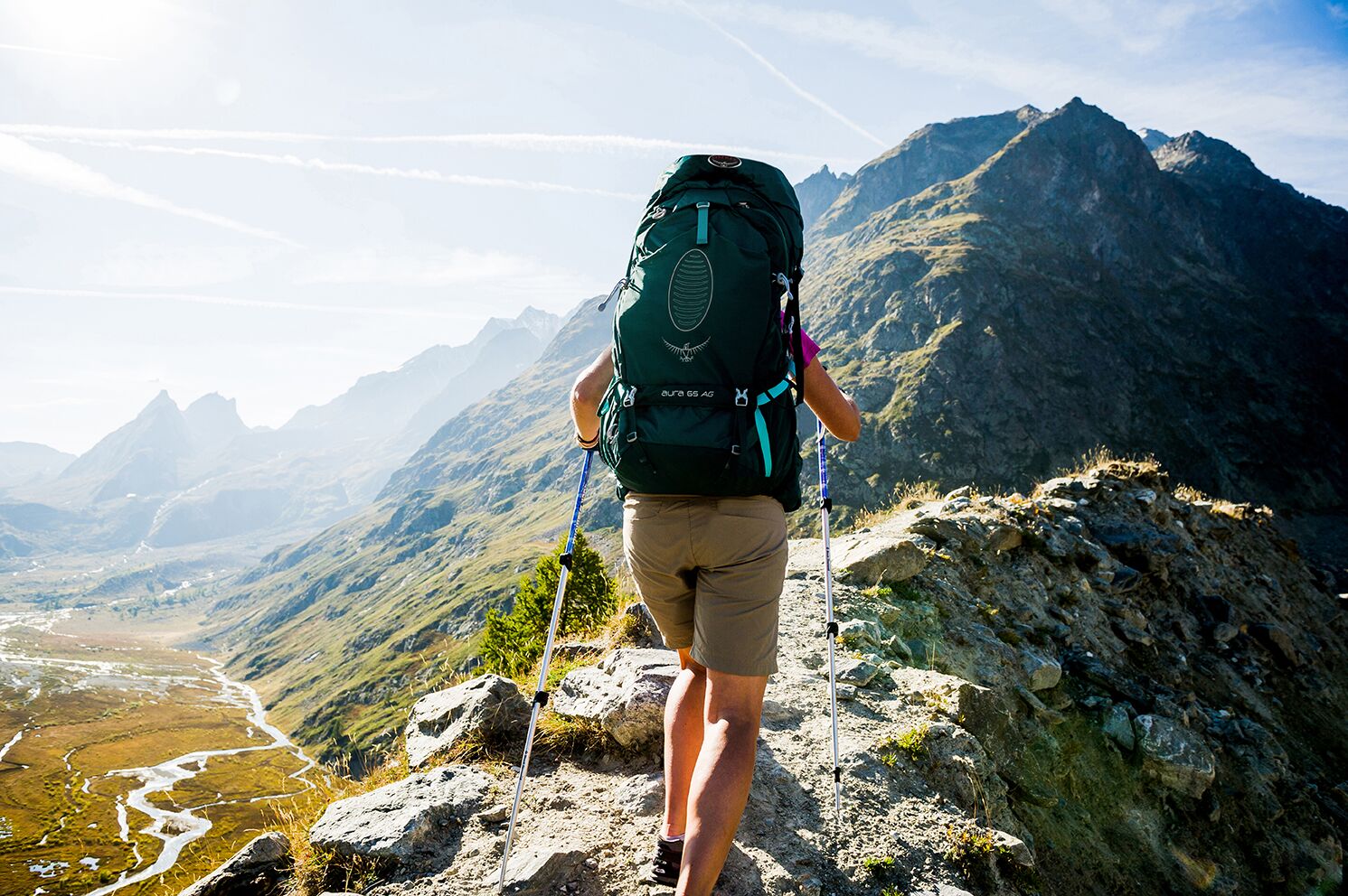 Travelers backpacks как улучшить рюкзак. Рюкзак для похода. Прогулка в горах. Рюкзак в горах. Женщина в путешествии.